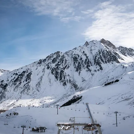 Ski, Au Pied Des Pistes *